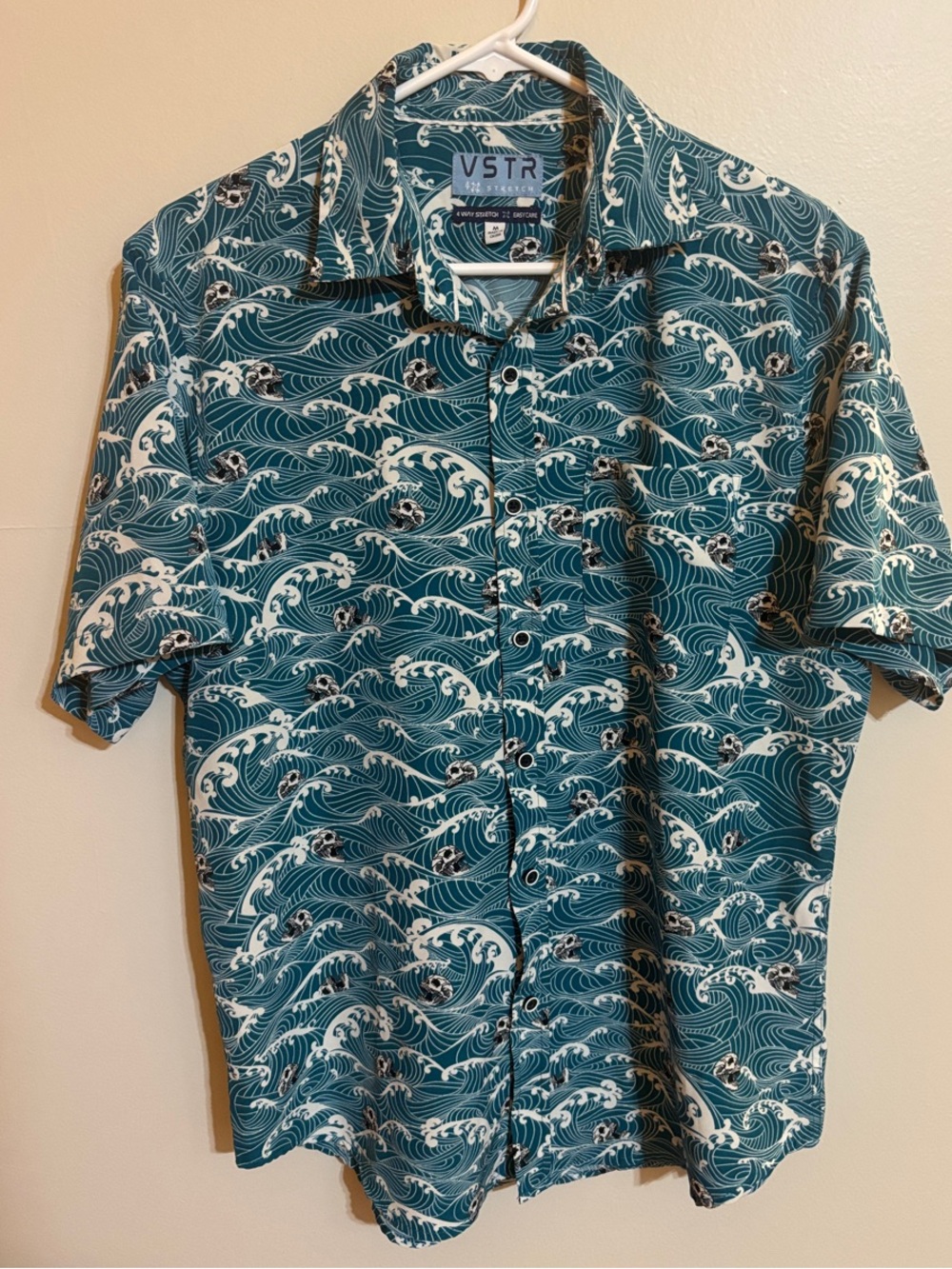 VSTR Teal Skull and Wave Print Short-Sleeve Button-Down Shirt (men’s M)